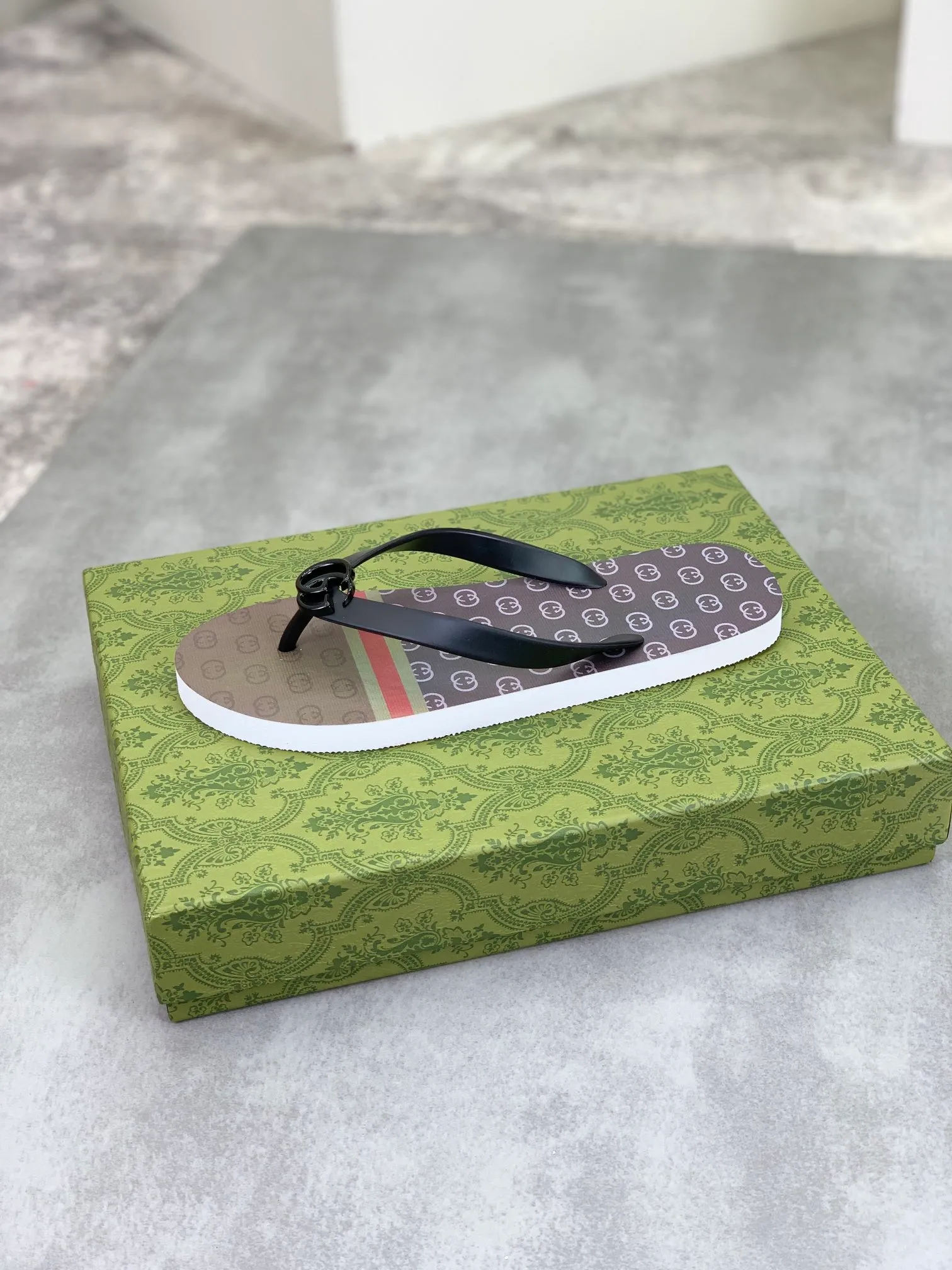 Men's men's shoes 💰P220💰【New style】🆘【GUCCI】Official website's popular Gucci adult couple 🧑‍🤝‍🧑 style, children's flip-flops are on sale at the counter simultaneously! Original fabric imported from Italy. Original bottom provided by the original factory. Size: Adult 36-45. Children’s size: 30-37. Multiple colors available.